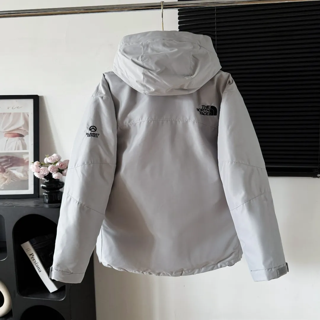 💰P390 Self-photographed. Colleagues please do not pass it off as inferior or stolen pictures! Style number: Y 66-𝗧𝗵𝗲 𝗡𝗼𝗿𝘁𝗵 𝗙𝗮𝗰𝗲｜Japanese version of North Face RETROHIMALAYAN Peak Himalayan Mountaineering Series hooded down jacket ‼ ️Can be recommended! Long-term availability, non-stop supply! Notes on returns and exchanges within 15 days of after-sales arrival: 1: Affecting 2 sales 2: Tag removal 3: Clothes have odor (such as perfume, etc.) These are not supported for returns and exchanges. Others are returned and exchanged normally! 4: If you encounter the wrong goods, wrong size, dirty damage, etc., you can contact online customer service as soon as possible to make up for the return shipping cost [Team studio, physical stall Wholesale customers, group purchasing agents, Internet celebrity supply private chat! 】 -The top original replica version refers to the highest version in China (there is no one). Our products must be high-quality (make a piece of clothing that is ZP when placed in the counter) - Filled with down cotton inside, good fluffiness, excellent thermal insulation effect. One piece is enough in winter. High Quality In Stock, can be recommended as the main product -Customized original waterproof fabric -Three-label accessories, complete accessories, original hardware Fabric: Customized 14D high-strength nylon fabric, thick texture, waterproof fabric, tear-resistant, using ZP consistent single-layer fabric (non-commercial currency contains gallbladder) Embroidery: Japanese Behringer embroidery machine, custom-made 10,000-needle electric embroidery, using imported No. 7 needles and imported embroidery thread, the embroidery is full and three-dimensional, 100% restored to ZP. Accessories: Use original Yoshida YKK zipper, with clear lettering, high weight, and can withstand 100,000 pulls and wear. Drawstring, multi-function buckle, Velcro, washable label, laser anti-counterfeiting, all are original molded 1:1 pairs at the counter, making down cotton woven categories, making an original product with heart, so that every customer has the confidence to introduce to his customers: This is the top replica version in China. Color: Black Gray Size: S M L XL XXL
